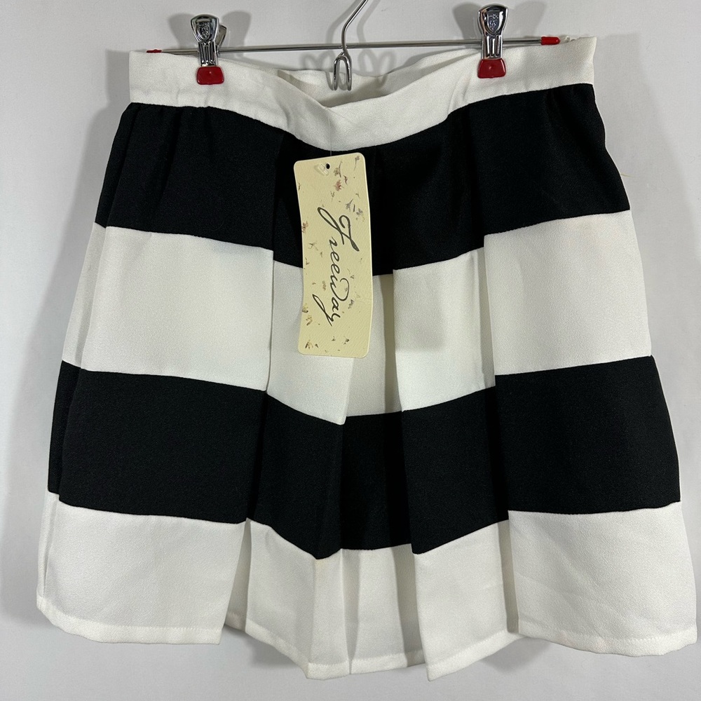 NWT Freeway Apparel Skirt Size Large